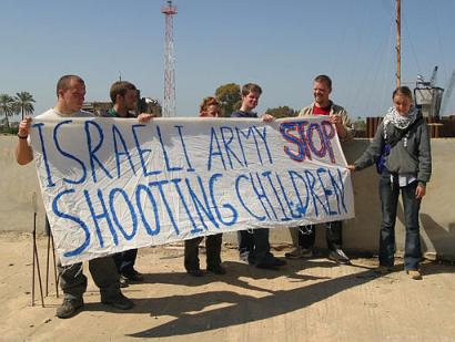 Rachel Corrie participando numa manifestação na Faixa de Gaza