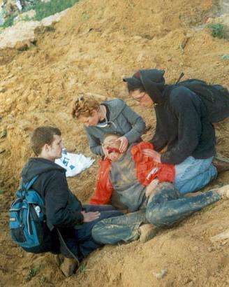 Os companheiros em vão tentam socorrer Rachel Corrie, que acaba de ser esmagada pelo bulldozer militar israelita.