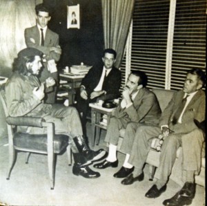 Che Guevara se reúne com Jânio Quadros; Moniz Bandeira acompanha a reunião, ao fundo