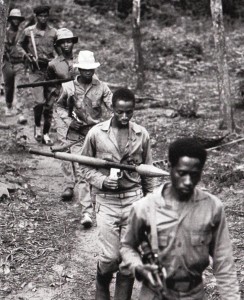 Guerrilheiros do PAIGC deslocam-se entre a floresta de Guiné-Bissau