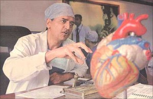 O Dr. Devi Shetty, especialista em cirurgia no coração e nos custos
