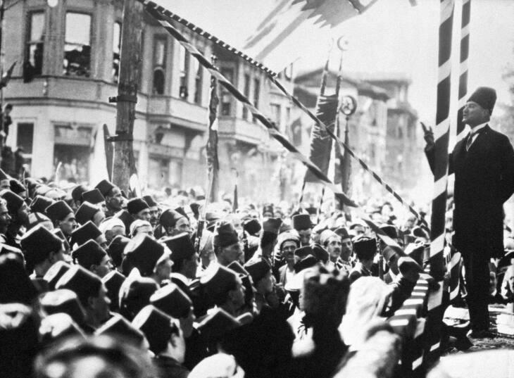 Mustafa Kemal, chefe do «bastião avançado do Oriente revolucionário»