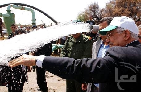 Foto fornecida pelo gabinete do presidente palestiniano que mostra Mahmoud Abbas inaugurando novos poços de água no colonato israelita evacuado de Nitzarim, no norte da Faixa de Gaza, em 22 de Setembro de 2005. [MaanImages, HO]