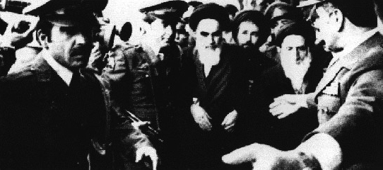 1 de Fevereiro de 1979, aeroporto de Teerão-Mahrabad: o aiatola Khomeini (ao centro) regressa do exílio.