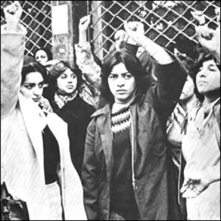 Teerão, 1978: jovens mulheres manifestam-se contra a ameaça de imposição do uso do véu islâmico.