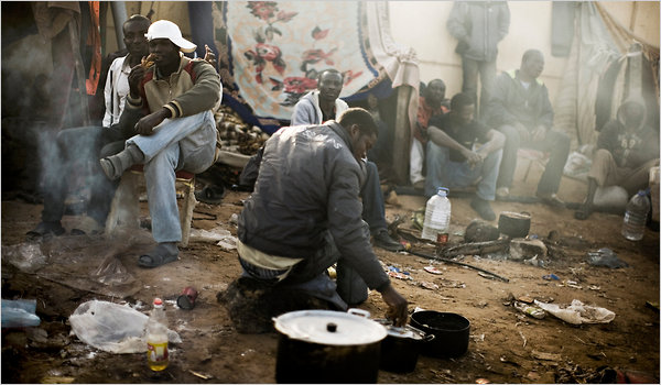 Centenas de trabalhadores migrantes africanos, sobretudo do Gana e da Nigéria, vivem junto do aeroporto de Tripoli (Líbia), na esperança de apanharem um avião de volta a casa.