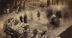 Barricada na Comuna de Paris. Por lutar nas barricadas da Comuna, Reclus passou o resto da vida no exílio.