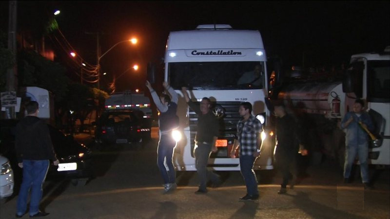 Motoristas param distribuidora de combustível em Goiás