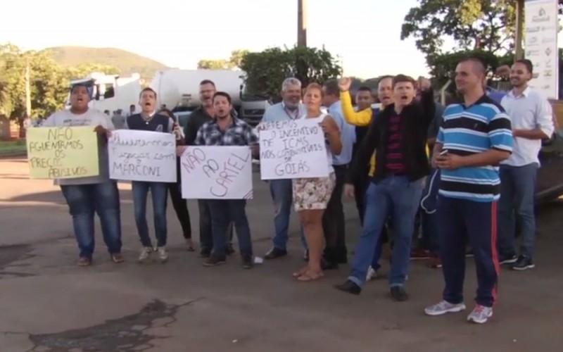 Motoristas param distribuidora de combustível em Goiás