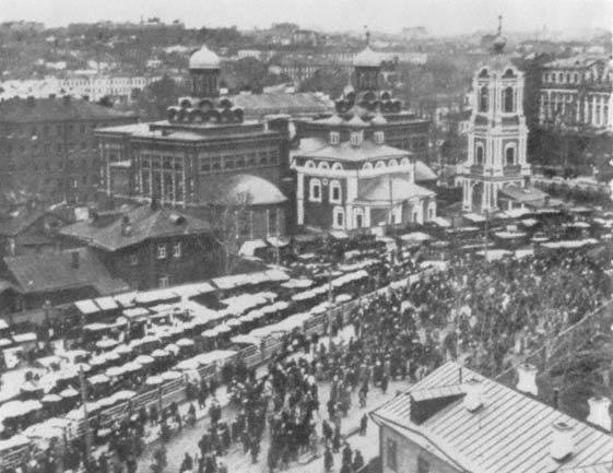 A sukharevka, a maior feira de Moscou. A palavra era também usada para designar a compra e venda privada (Illiustrirovannaia Rossiia , no. 50, 1926, p. 1)