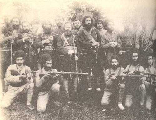 Guerrilheiros iranianos da República Socialista de Gilan, abandonados com a retirada das tropas russas do Irã em 1921 