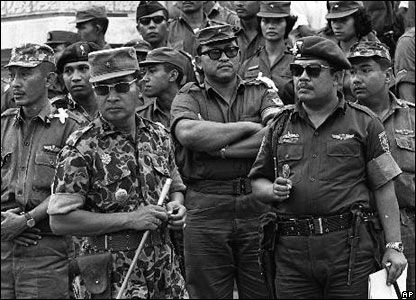 Militares indonésios durante a caça aos comunistas