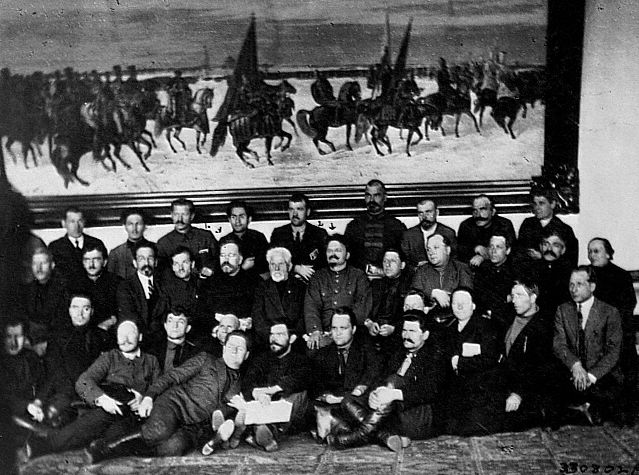Trótski e Kámenev posam para foto com delegados ao 12º congresso do Partido Comunista Russo (bolcheviques) em 12 jun. 1923