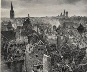Caen, cidade francesa, bombardeada pelos Aliados