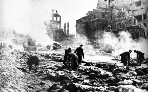 Cremando os mortos en Dresden bombardeada