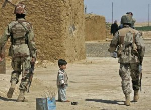 Soldados estadunidenses policiam vilarejo ao norte de Bagdá