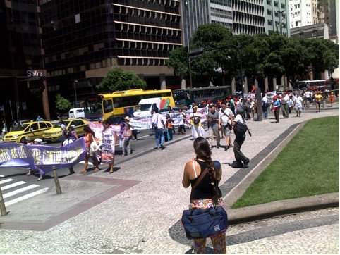A marcha de protesto parte do Distrito Central de Negócios do Rio de Janeiro, rumo à Zona Portuária, onde estava tendo lugar o Fórum Urbano Mundial. (Fotografia: David Ntseng) 