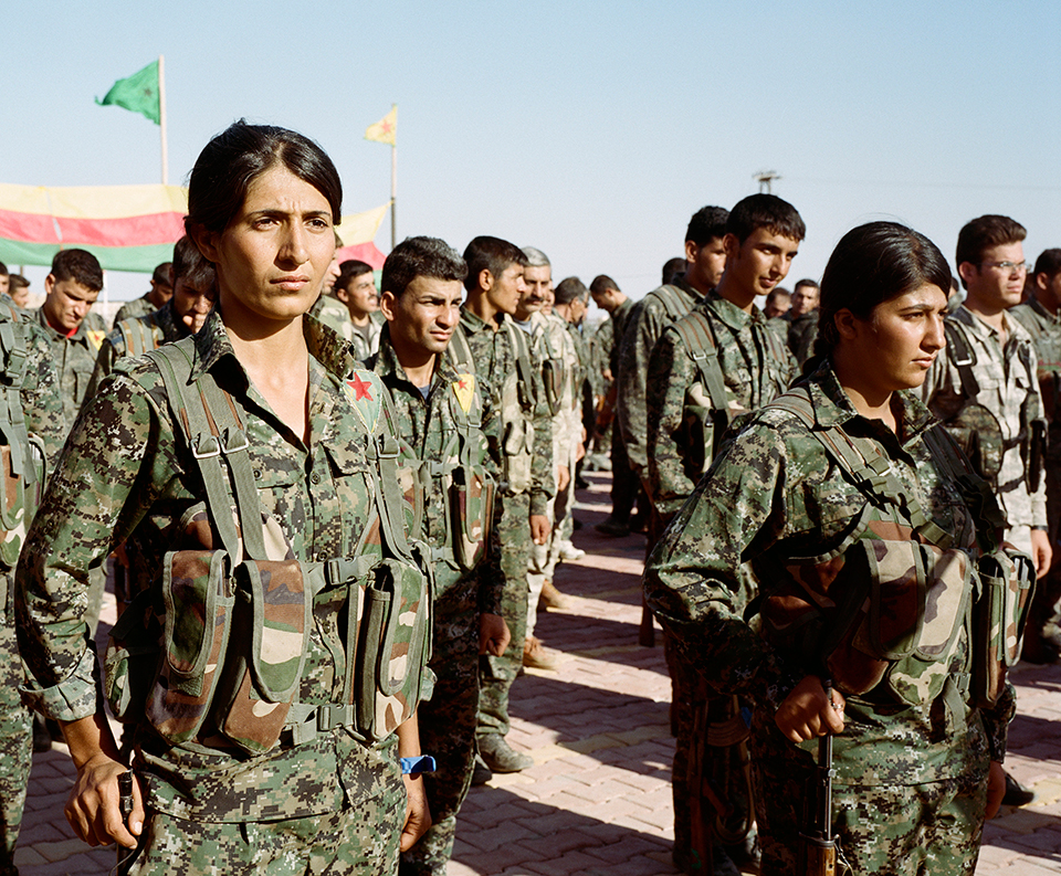 Lutadoras das Unidade de Proteção das Mulheres executam um exercício para um grande funeral perto de Hassekeh.