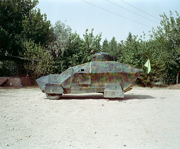 Um tanque caseiro perto de uma frente de batalha na região de Mebruke no norte da Síria.