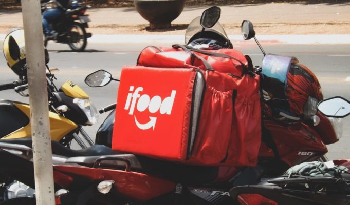 Os entregadores paralisando e a esquerda paralisada