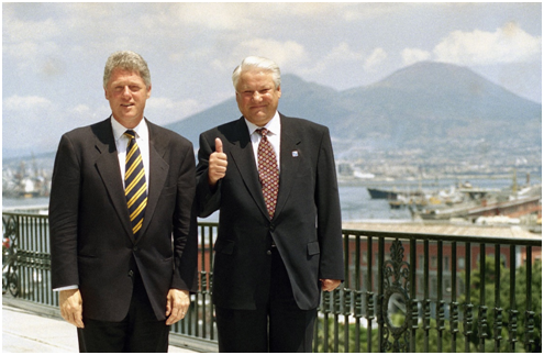 Ieltsin e Clinton em 20 de Julho de1994, em Nápoles (com o Vesúvio em pano de fundo). O discurso de frustração e ira que Ieltsin fez contra Clinton (e que será citado mais abaixo) foi feito em Budapeste, 5 meses depois desta foto de família.Fonte: Inosmi.ru.