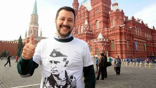 Matteo Salvini com uma t-shirt representando Putin