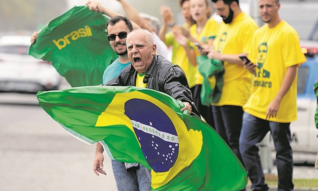 Kit bolsonarista de protestos tem bandeiras dos EUA em estética da