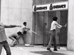 Bancários enfrentam a polícia no centro de São Paulo durante a greve de 1979 / SERGIO BEREZOVSKY13/09/1979 / O GLOBO