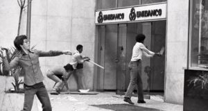 Bancários enfrentam a polícia no centro de São Paulo durante a greve de 1979 / SERGIO BEREZOVSKY13/09/1979 / O GLOBO