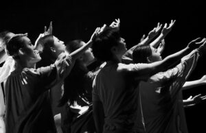 Comédia dos Erros: Trabalho e Organização no Teatro